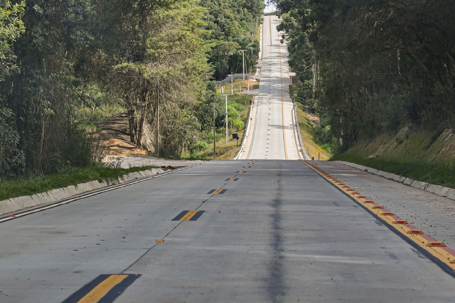 Imagem-mostra-rodovia-com-pavimentação-rígida-no-Paraná