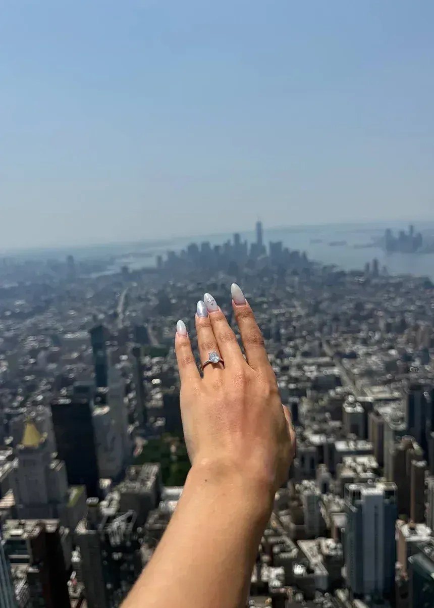 Imagem publicada por alpinista radical no Empire State Building • Angela Nikolau