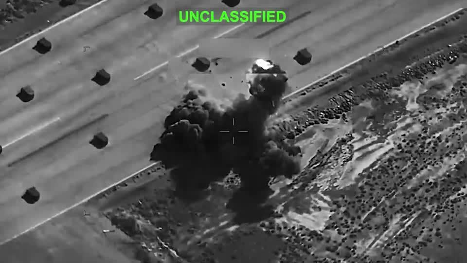 Imagens divulgadas pelo Comando Central dos EUA mostram o que seriam ataques contra alvos militares iranianos