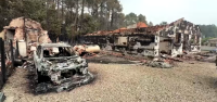 Incêndio florestal deixa casas em ruínas e carros destruídos na França