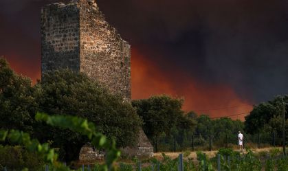 Fumaça se espalha perto de uma ruína na vila de Cotignac, no departamento de Var, na França, após incêndio florestal