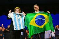 Campanha de Flávio vê gesto de Milei como exceção na América do Sul