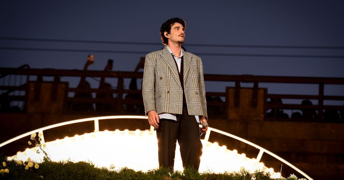 Após anunciar retorno, Jão reúne fãs em audição de novo álbum; veja fotos