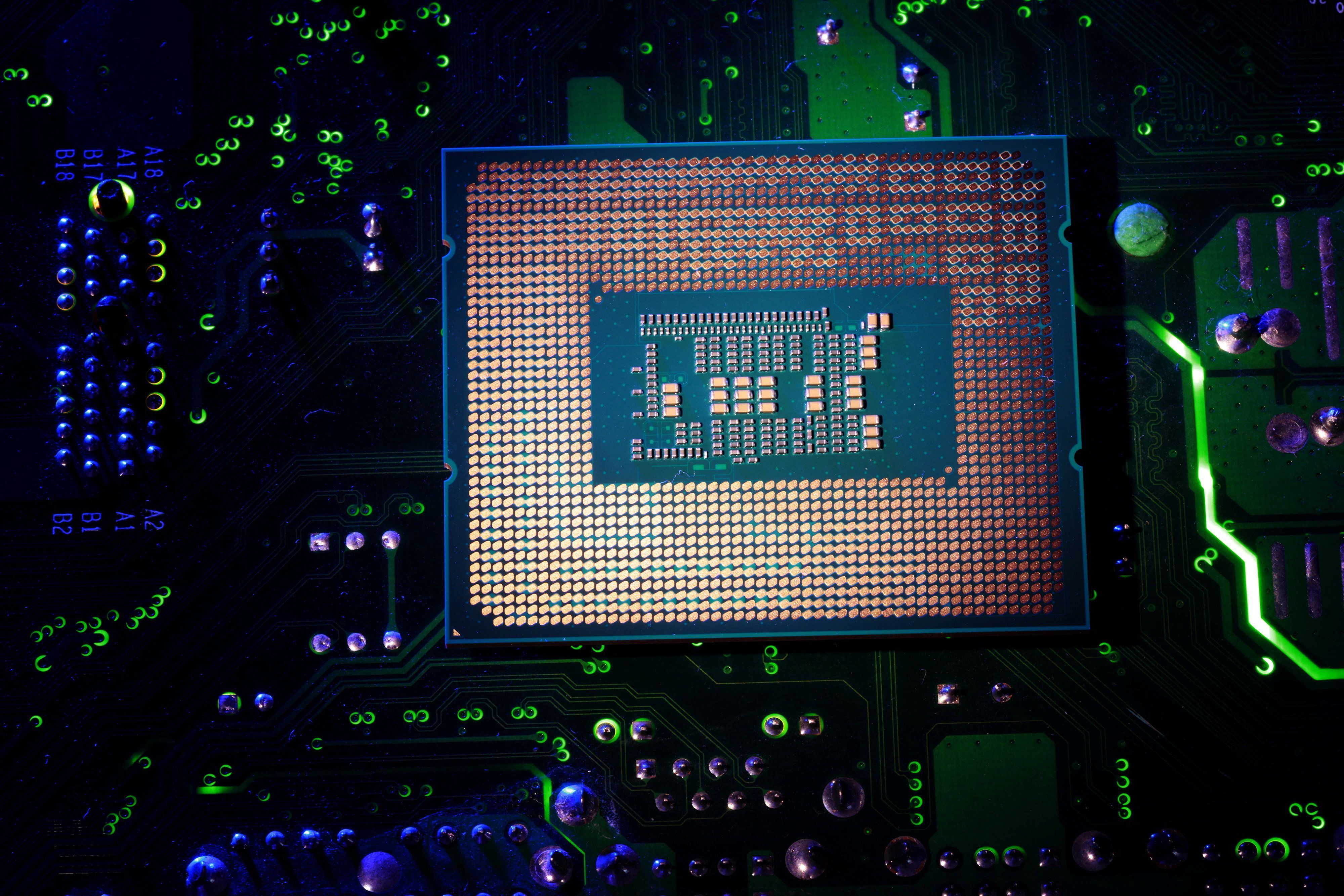 Placa-mãe e chip de computador em ilustração