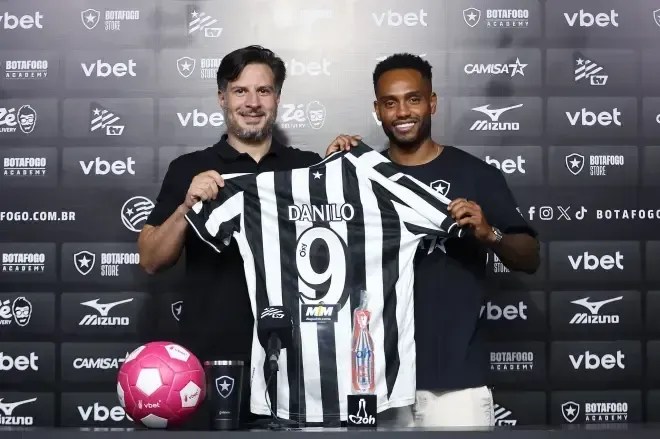 Léo Coelho, diretor de futebol do Botafogo, apresentou Danilo Pereira
