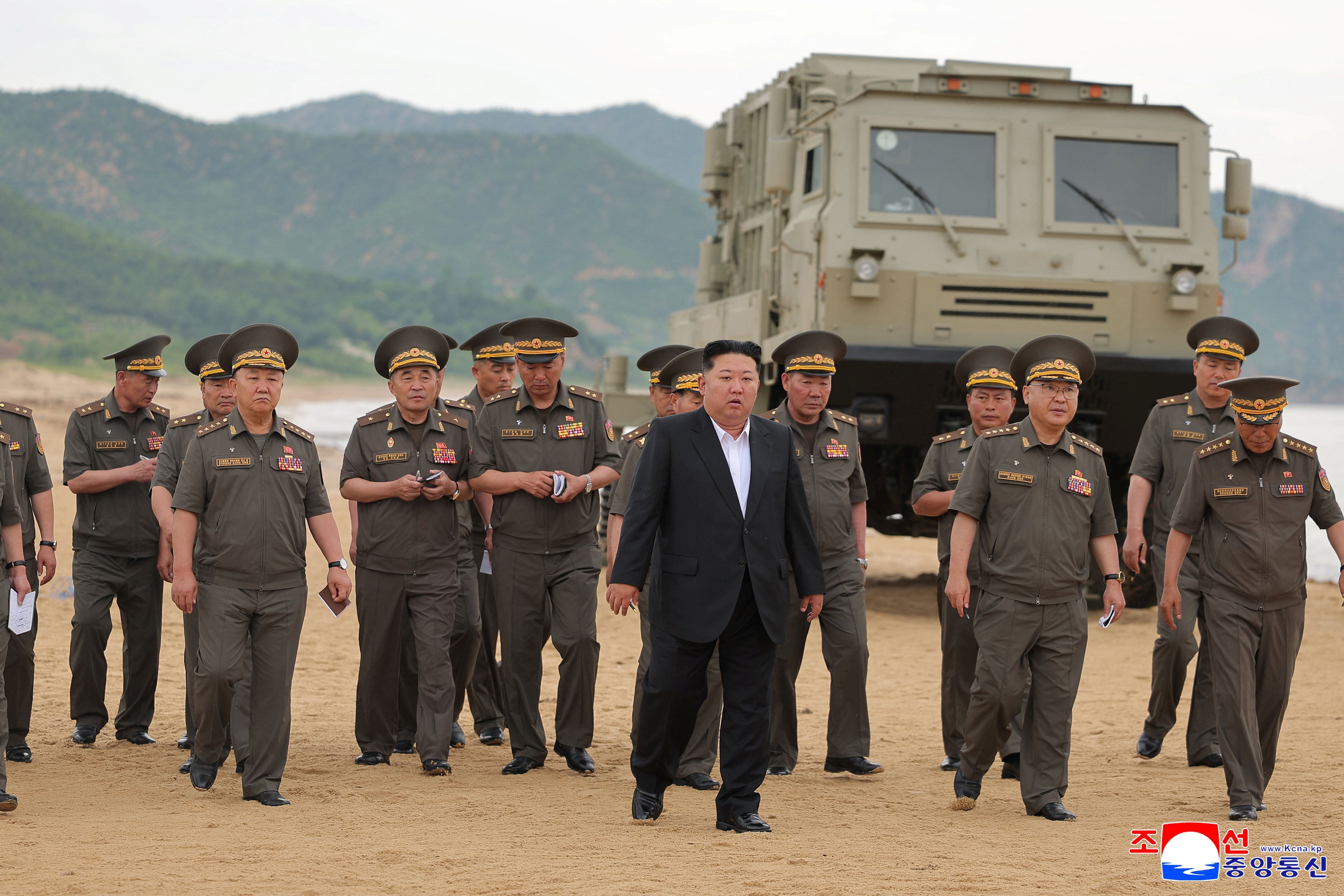 Líder norte-coreano, Kim Jong Un, supervisiona testes com armas