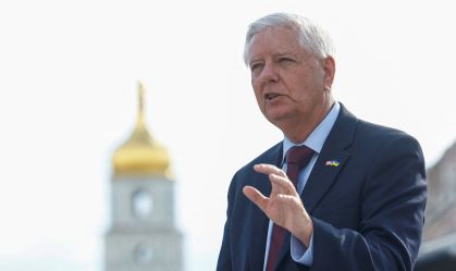 O senador norte-americano Lindsey Graham fala à imprensa em Kiev