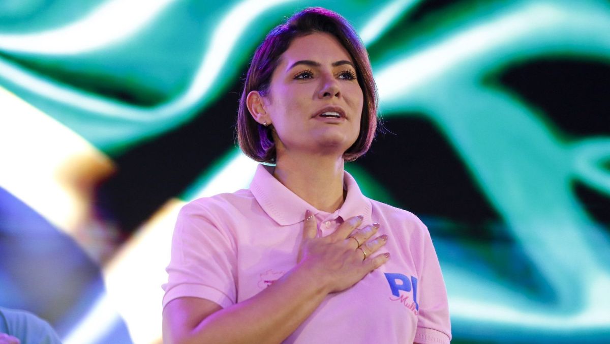 Em convenção sem Michelle, Flávio deseja “melhoras” à ex-primeira-dama
