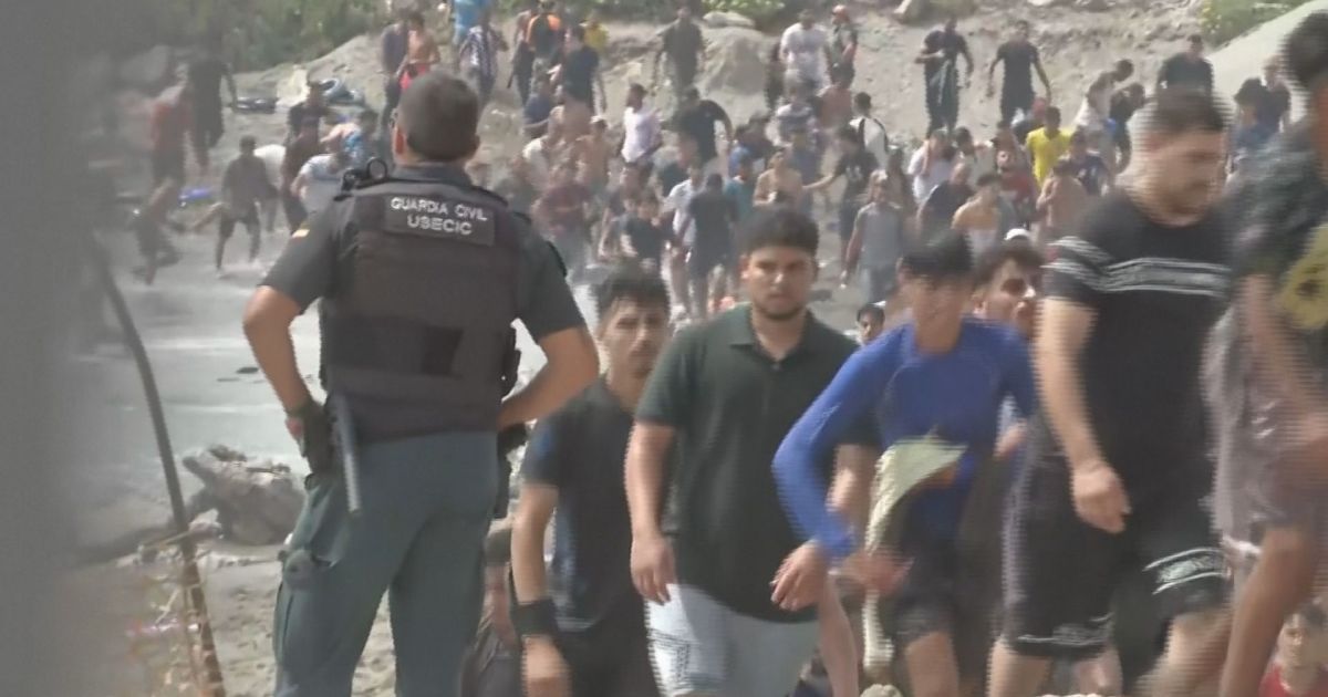CNN mostra de perto migração em massa em Ceuta e operações fronteiriças