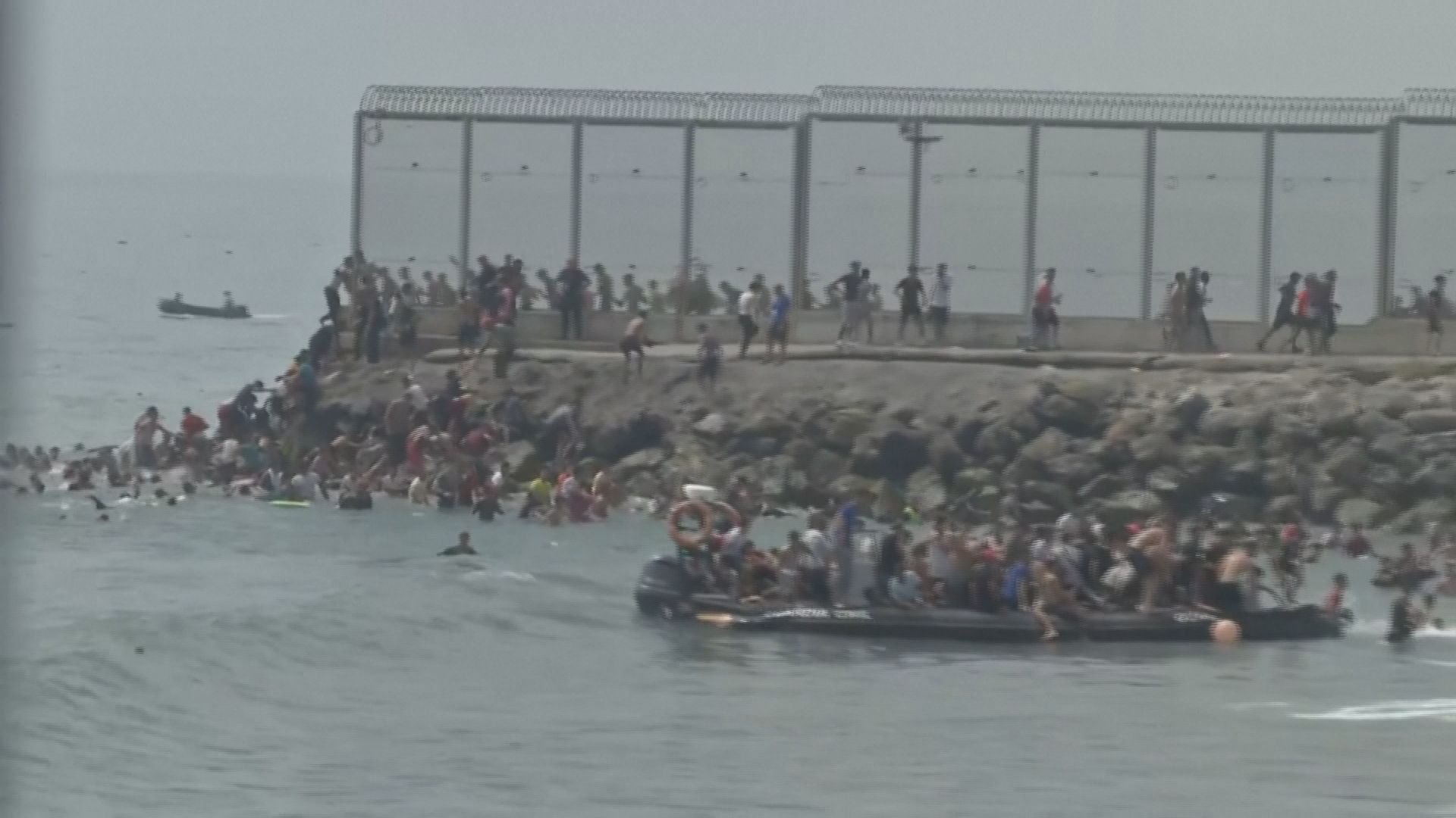 Migrantes em barcos na fronteira