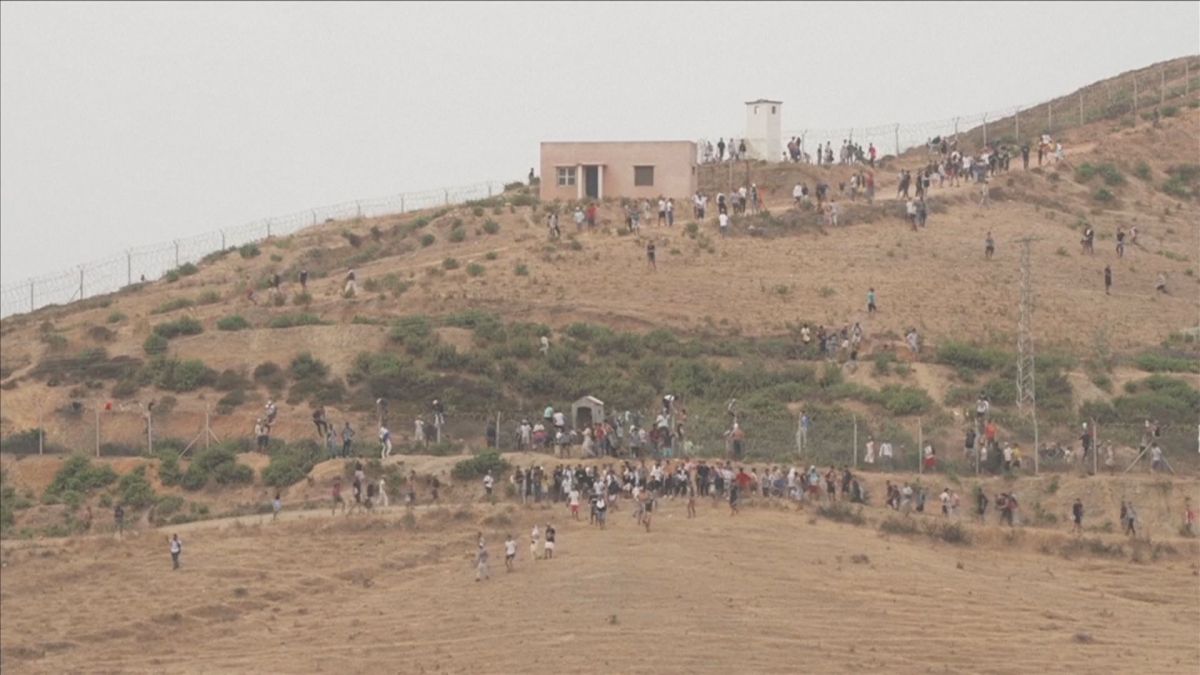 Migrantes disputam suprimentos em Ceuta em meio à esperança de asilo