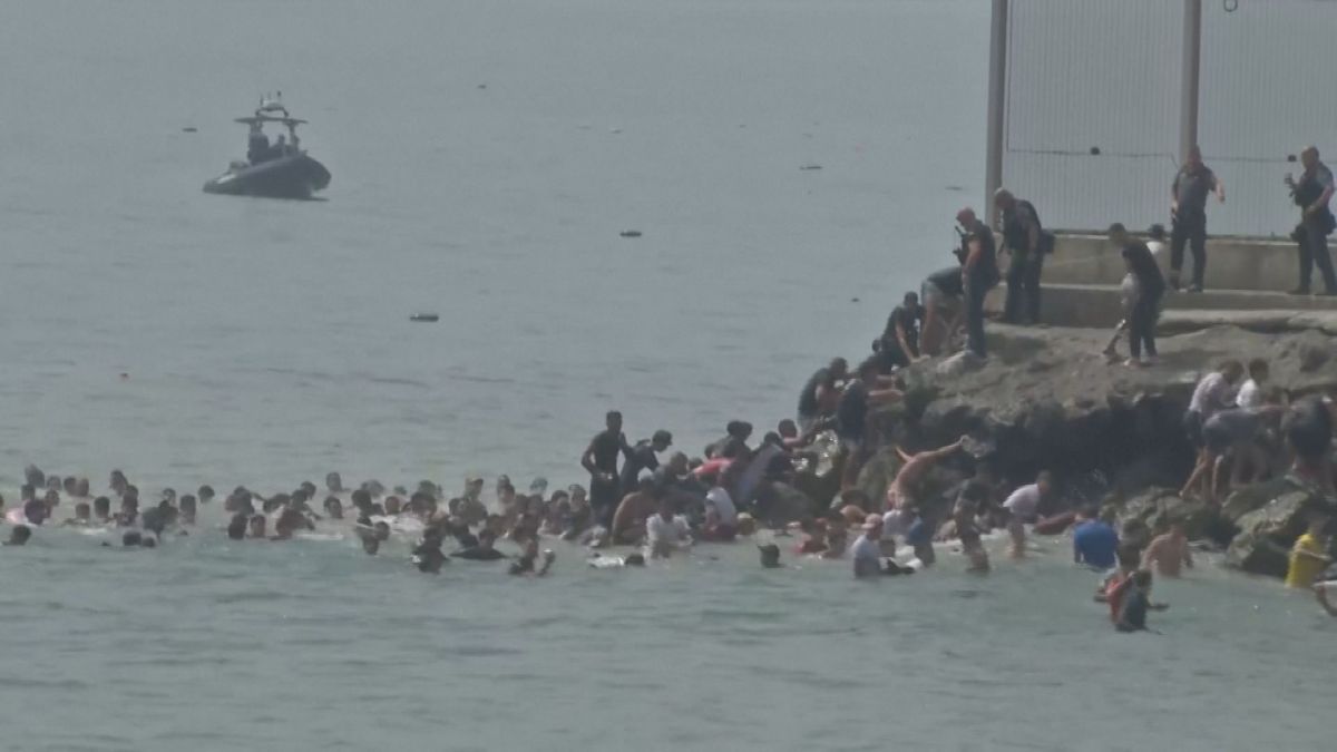 Veja momento em que multidão de migrantes corre para território da Espanha