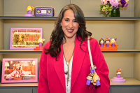 Maggie Wheeler, de "Friends", celebra fãs brasileiros em 1ª vinda ao país