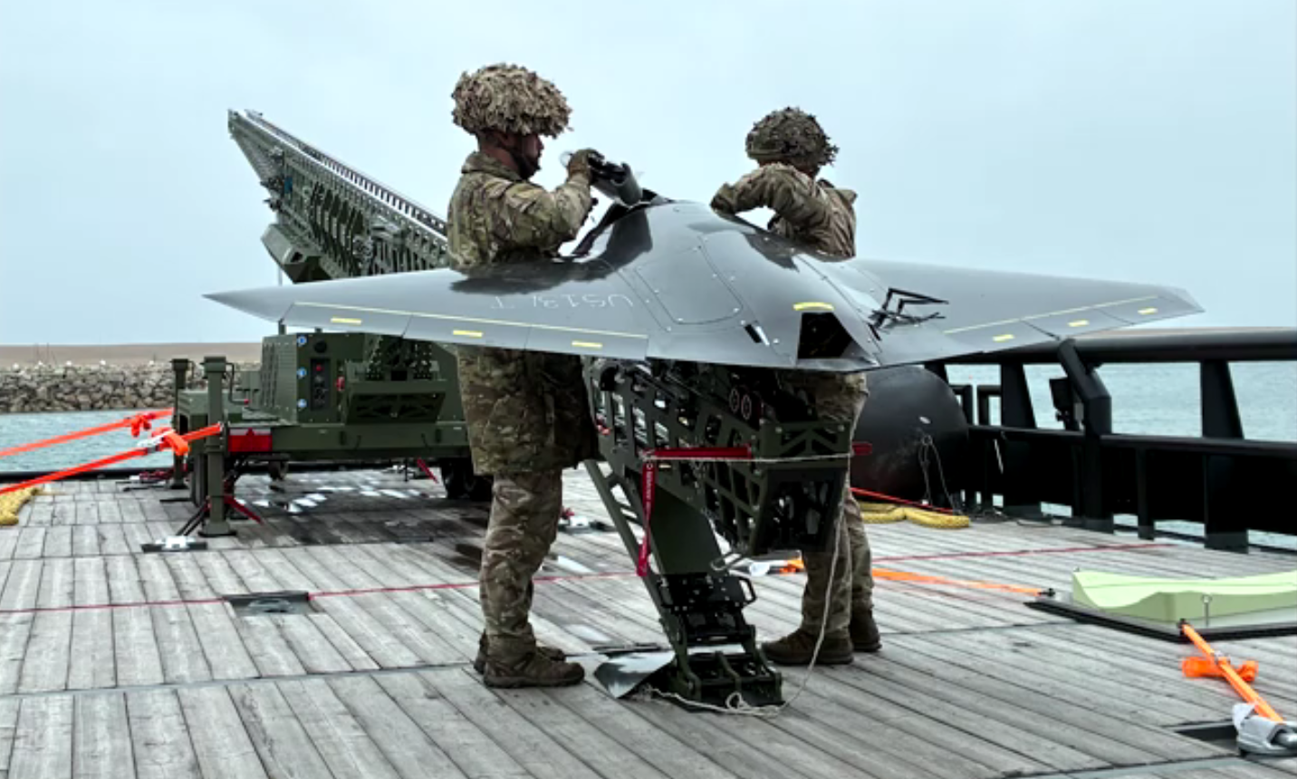 Marinha britânica testa drone com capacidade de ataque no mar