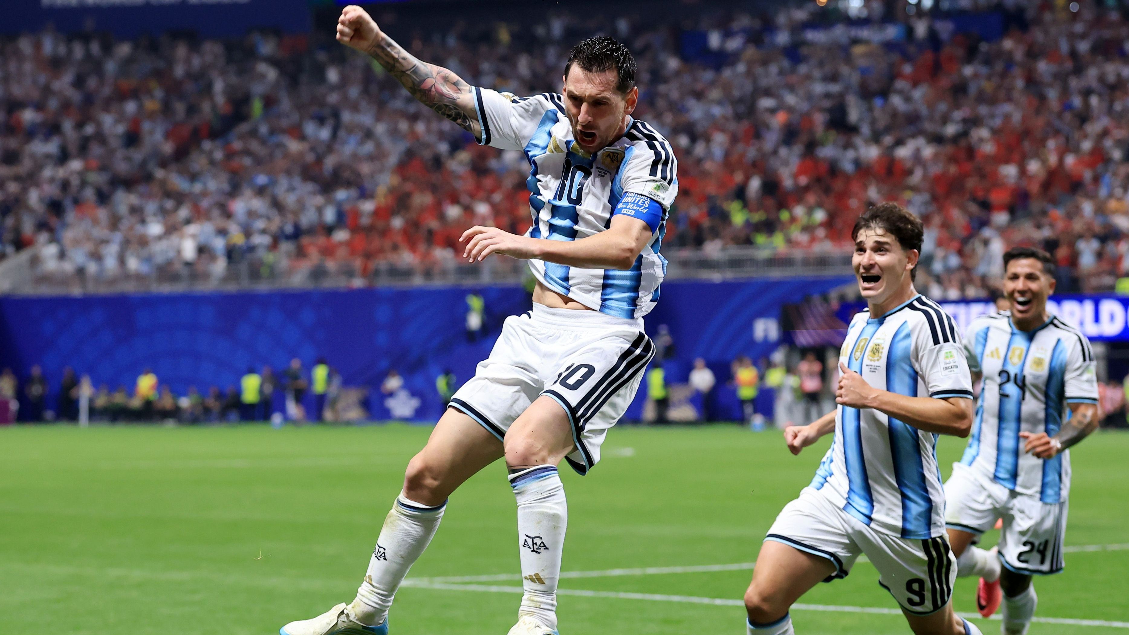 Messi celebra gol pela Argentina em vitória contra o Egito na Copa