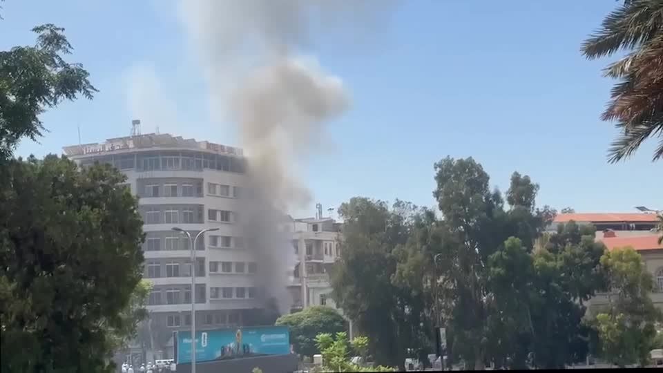 Momento de explosão em Damasco durante visita de Macron à Síria