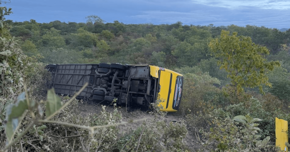 Acidente de ônibus com romeiros no CE deixa 2 mortos e mais de 20 feridos