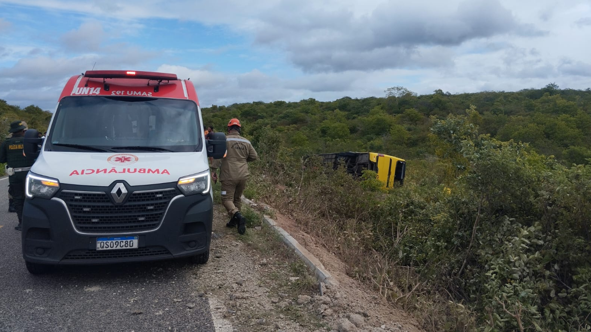 O ônibus vinha da cidade de Brejo Santo e seguia até Canindé quando tombou na rodovia CE-456 • Guarda Municipal de Canindé