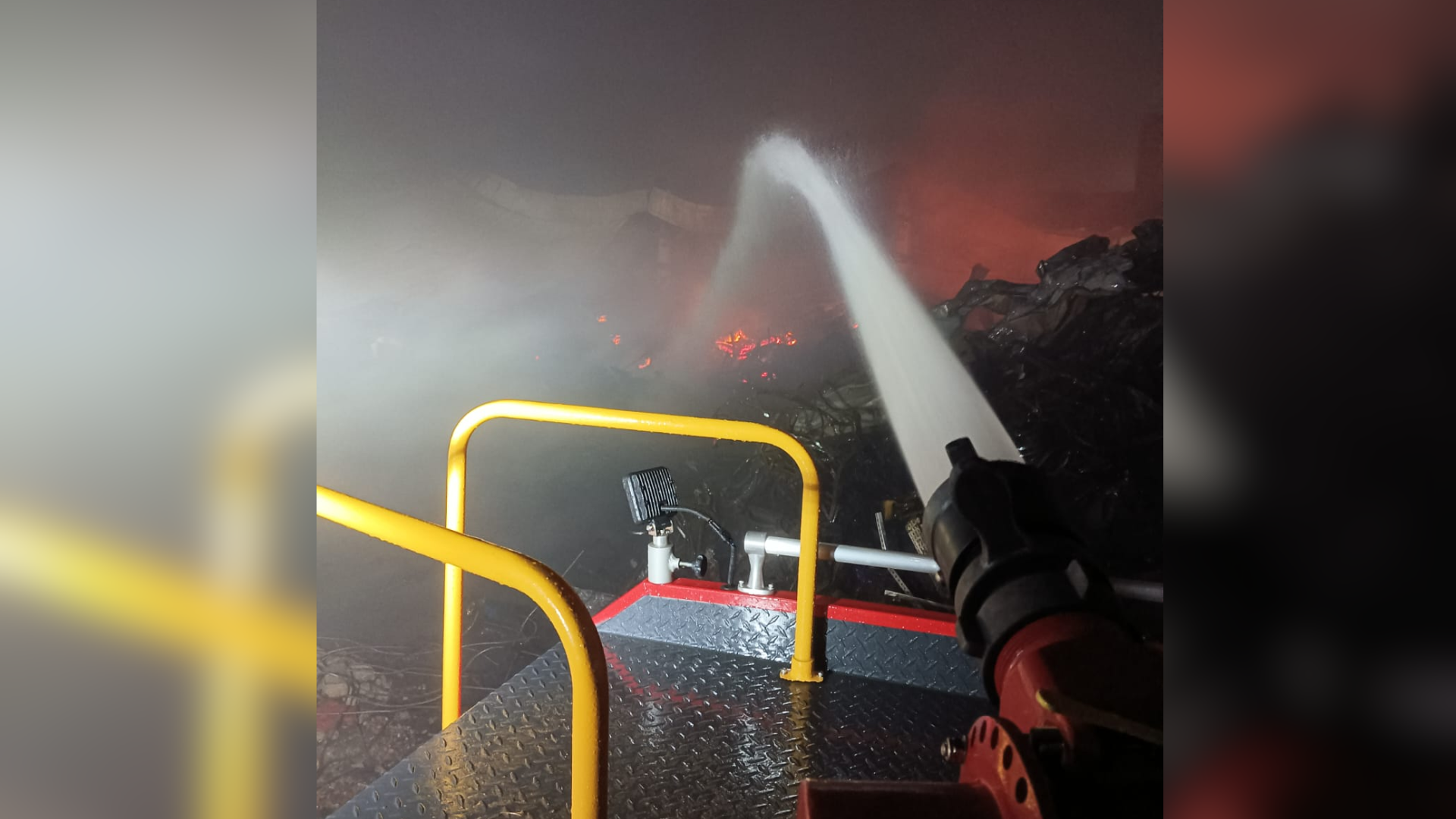 Corpo de Bombeiros de Santa Catarina segue trabalhando para apagar as chamas do incêndio que atingiu a indústria têxtil da Colcci,