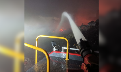 Corpo de Bombeiros de Santa Catarina segue trabalhando para apagar as chamas do incêndio que atingiu a indústria têxtil da Colcci,