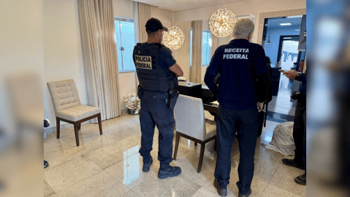 Os mandados foram cumpridos em diferentes endereços ligados aos investigados, incluindo residências e imóveis utilizados por eles