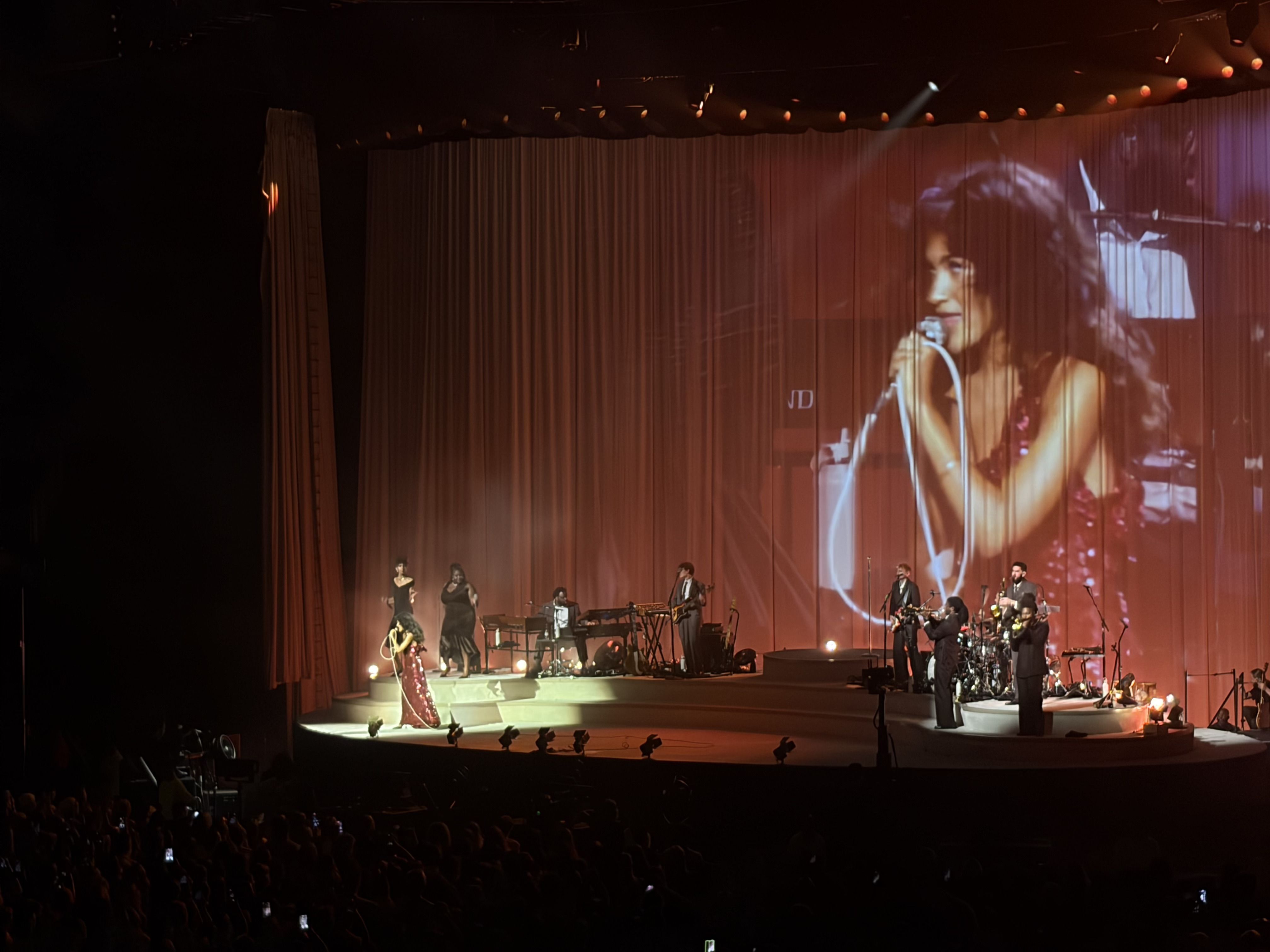Cantora Olivia Dean se apresenta na arena O2 em Londres em 11 de junho de 2026 – a quinta de seis noites de residência esgotada na cidade. • Léo Lopes / CNN Brasil