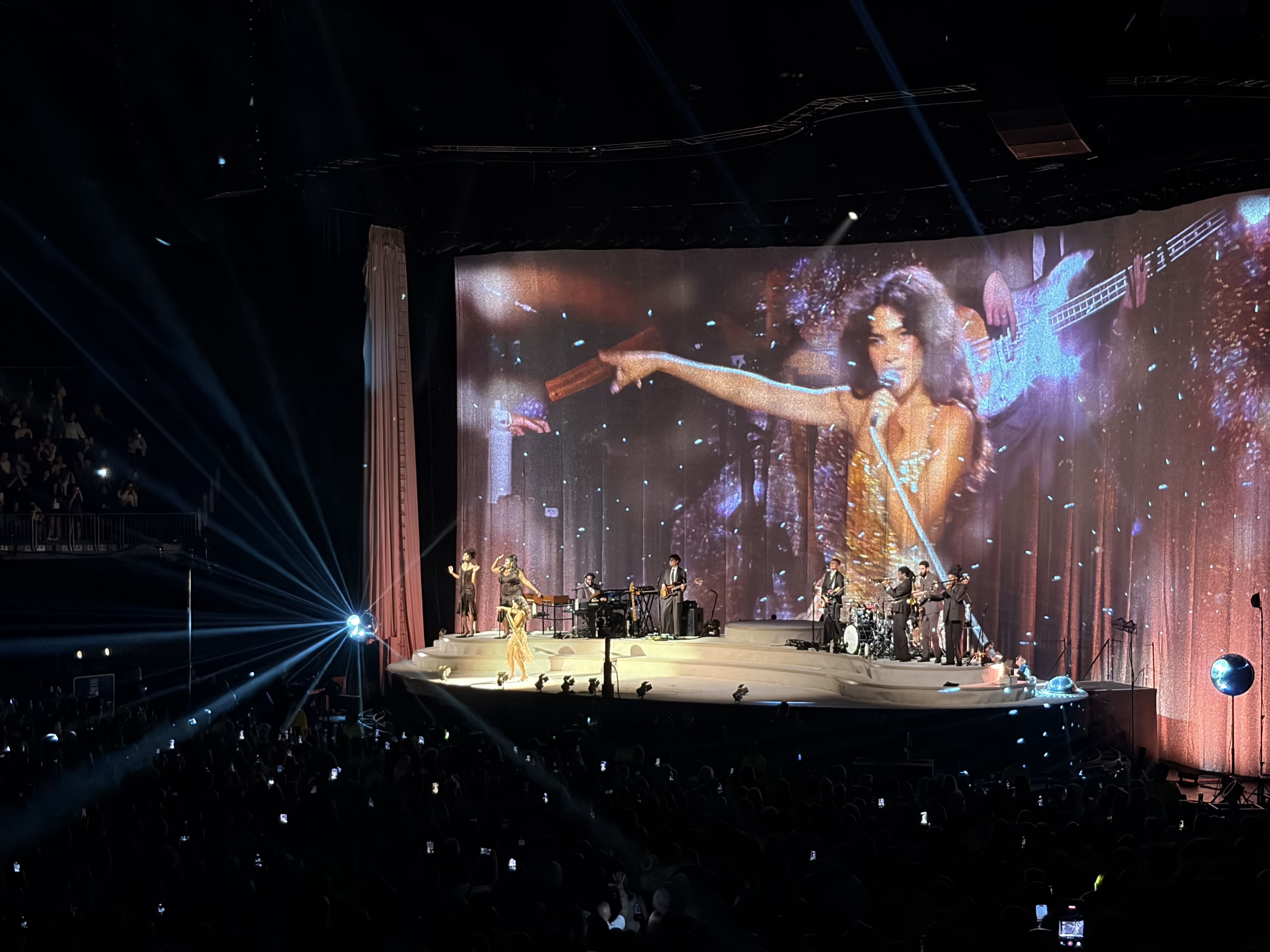 Cantora Olivia Dean se apresenta na arena O2 em Londres em 11 de junho de 2026 – a quinta de seis noites de residência esgotada na cidade. • Léo Lopes / CNN Brasil
