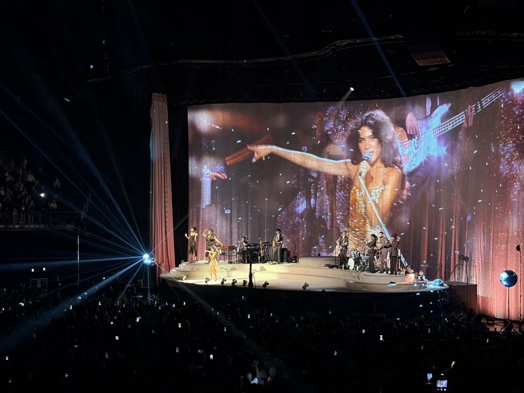 Cantora Olivia Dean se apresenta na arena O2 em Londres em 11 de junho de 2026 – a quinta de seis noites de residência esgotada na cidade.