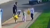 Mãe de criança chutada pelo pai foi à polícia após ver vídeo na internet