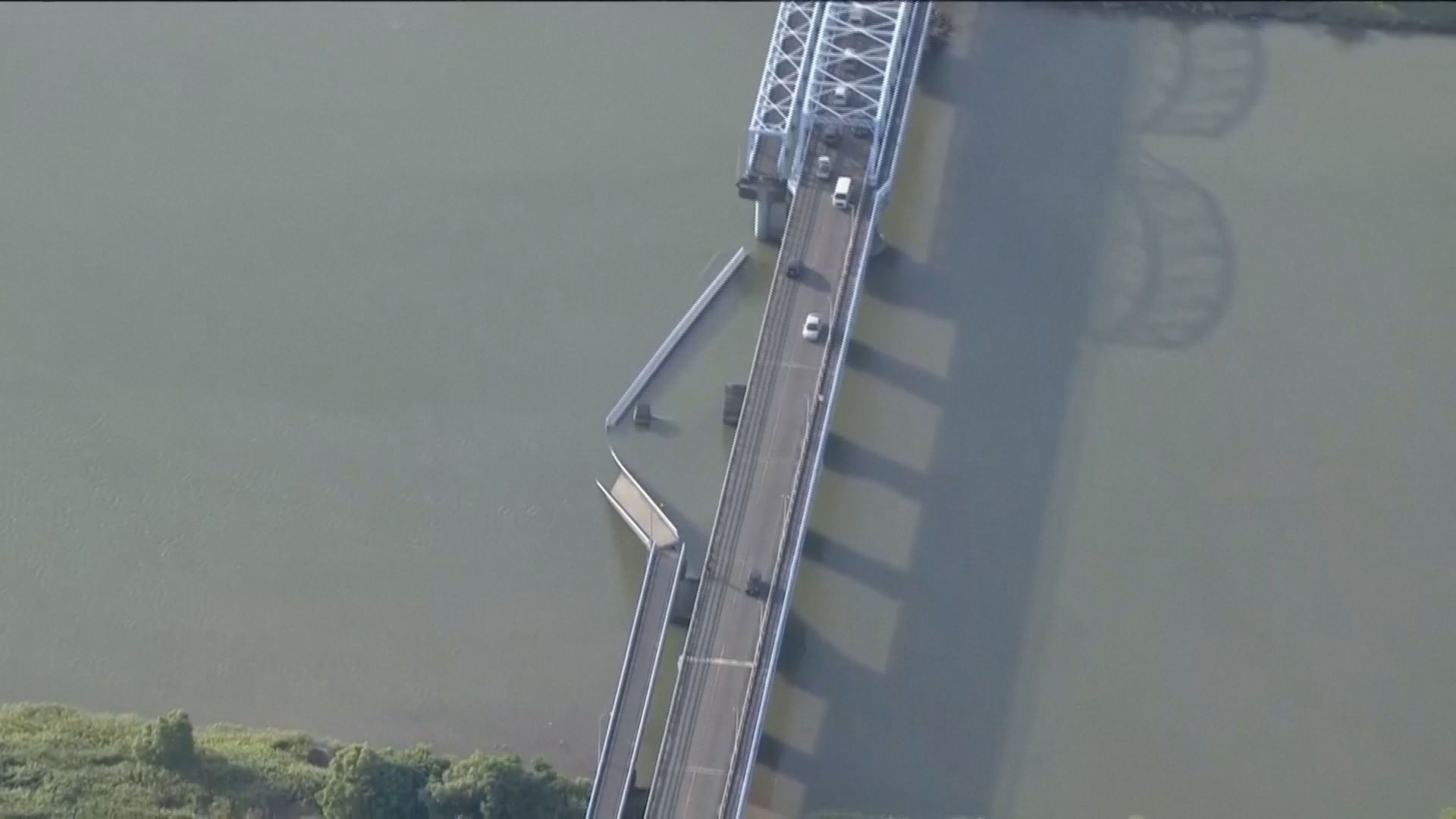 Ponte desaba após terremoto no Japão • Várias vistas aéreas de fumaça subindo de um prédio.