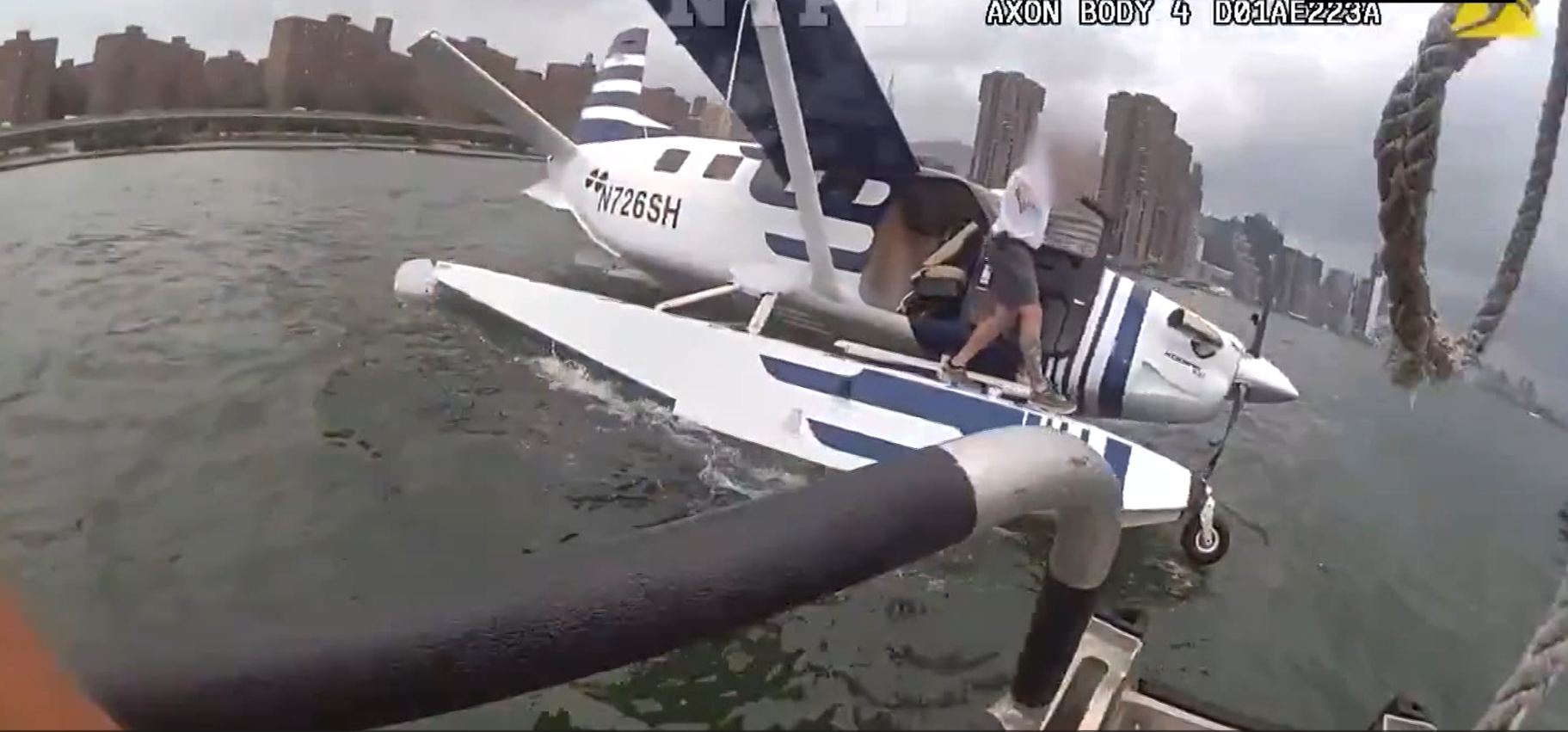 Polícia de Nova York resgata passageiros de hidroavião