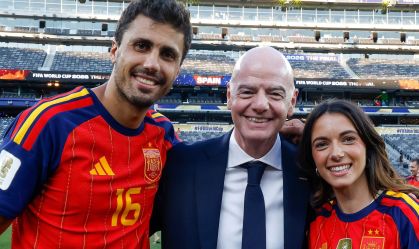 Rodri e Aitana Bonmatí ao lado de Infantino