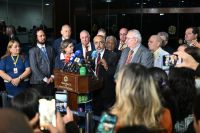 Alcolumbre recebe governistas e centrais, mas não indica votação da PEC 6x1