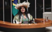 Câmara aprova permissão de uso de cocar e turbante em fotos de documentos
