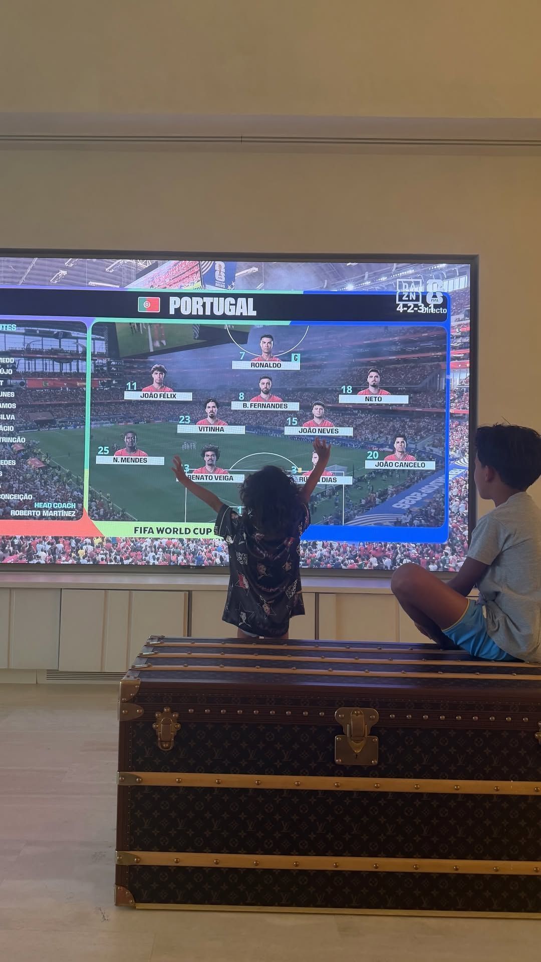 Georgina revelou imagem da família torcendo por Cristiano Ronaldo • Instagram/Georgina Rodríguez