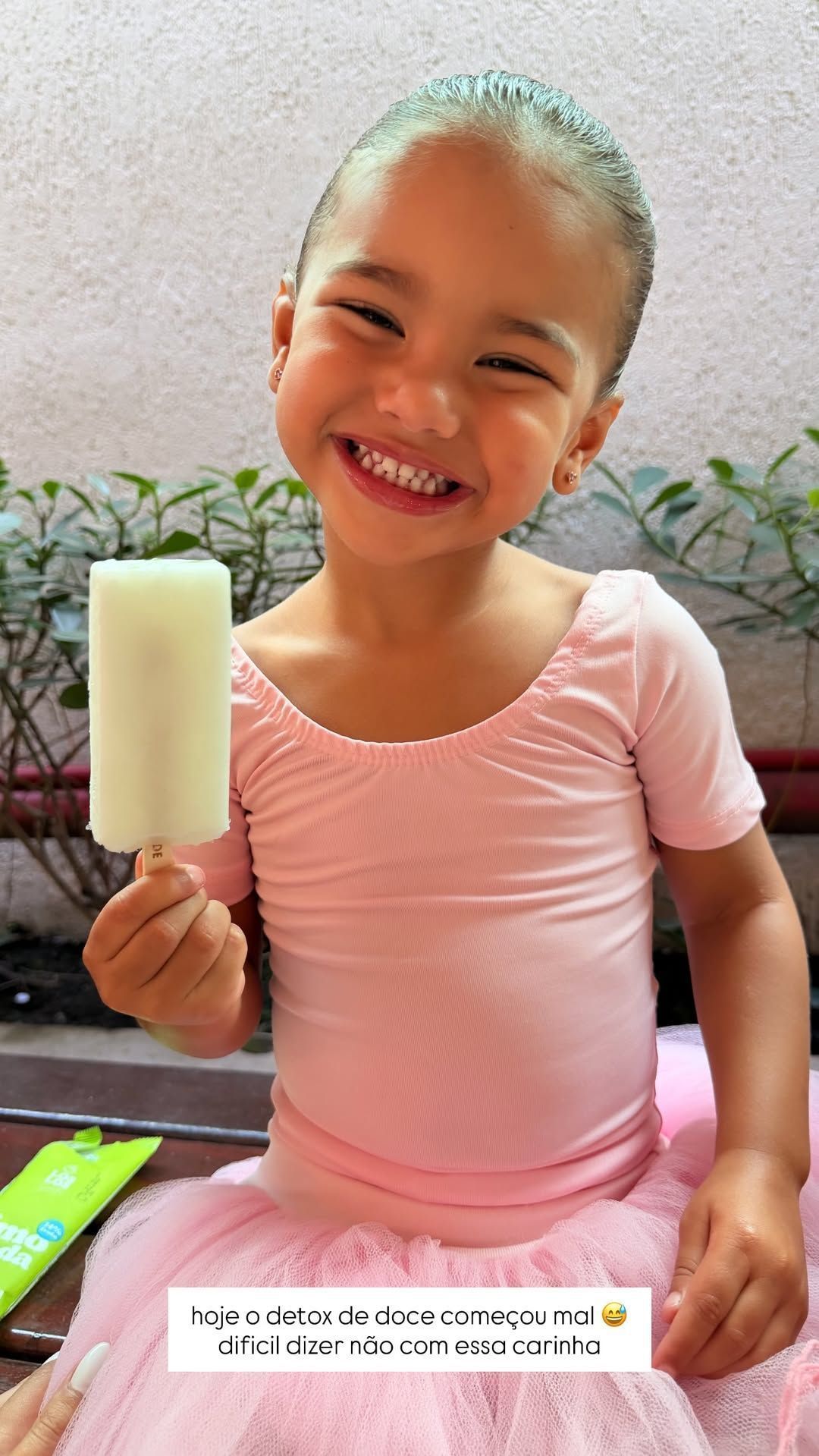 Mavie, filha de Bruna e Neymar, ganhou picolé da mãe • Instagram/Bruna Biancardi