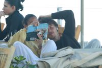 Bruna Marquezine e Shawn Mendes leem livro juntos durante passeio no Rio