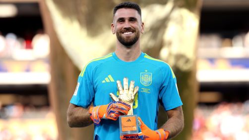 Unai Simón com o prêmio Luva de Ouro após ser eleito melhor goleiro da Copa 2026