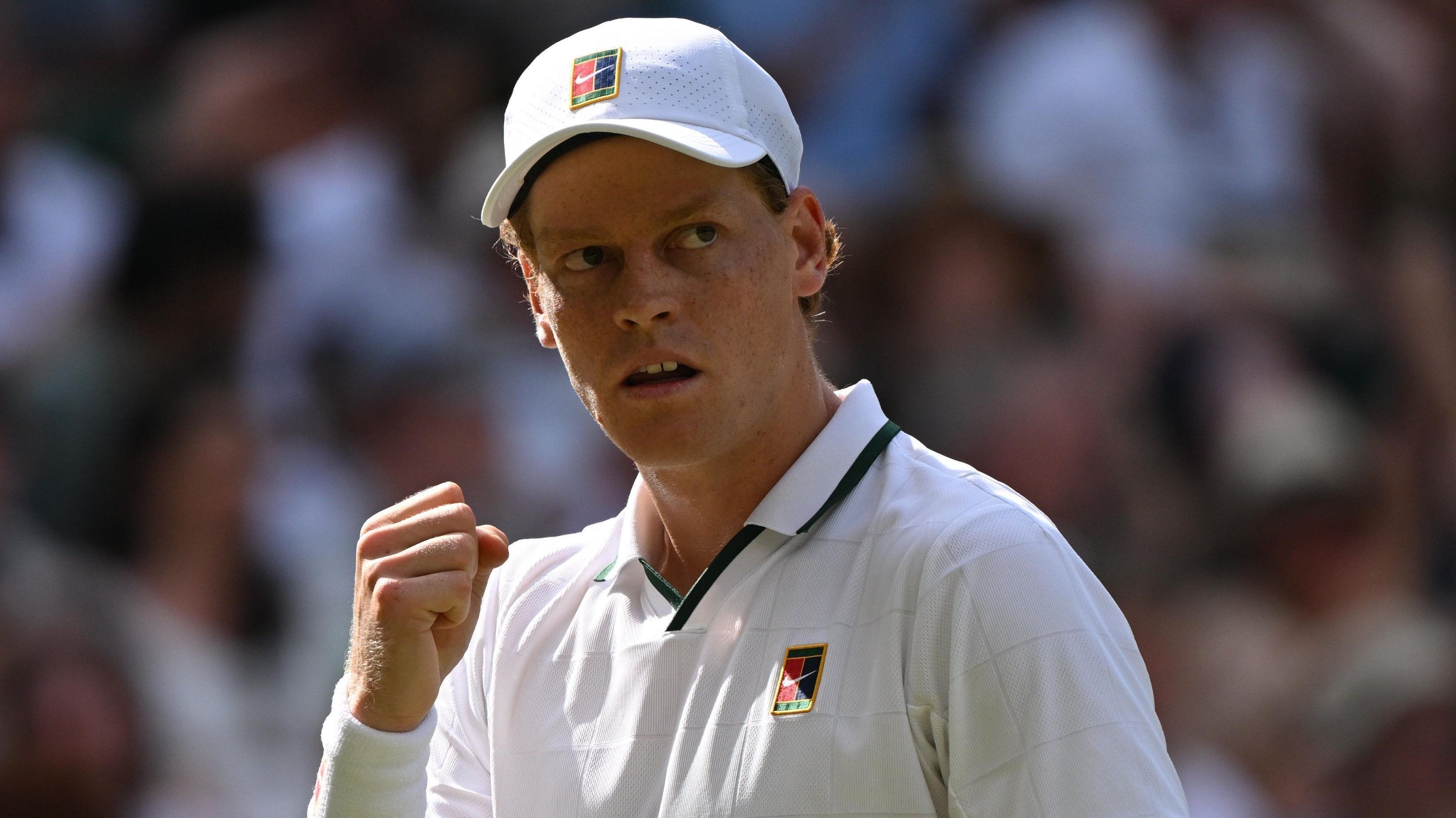 Sinner em ação contra o Djokovic em Wimbledon