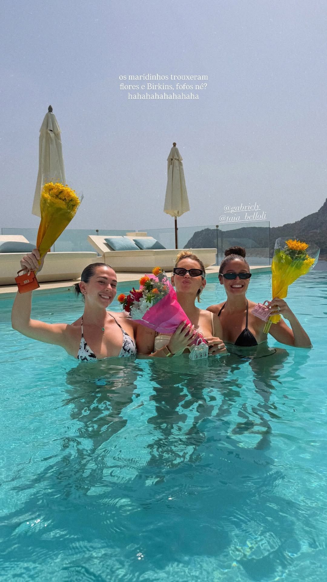 Lara Lobo, Gabriely Miranda e Natalia Rodrigues ganham flores de maridos, jogadores de futebol • Instagram/Lara Bianca Lobo