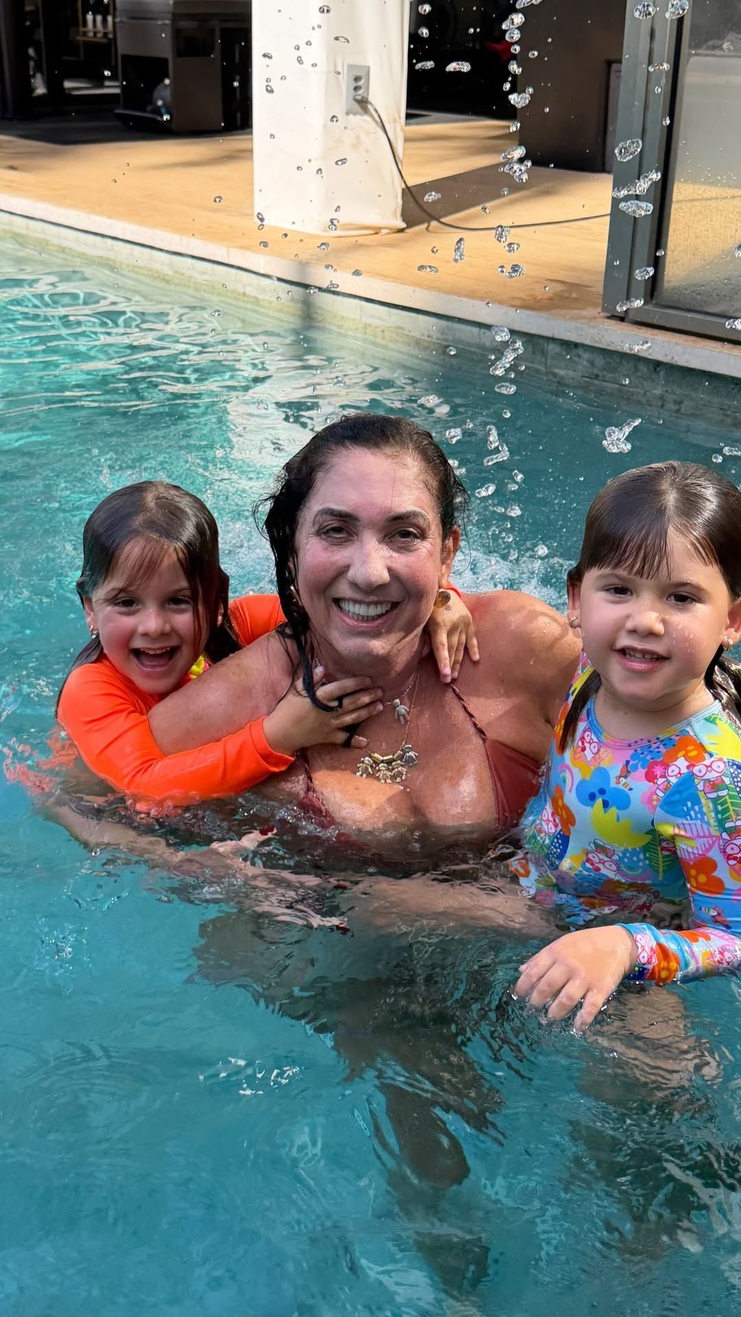 Maria Flor e Maria Alice junto à avó, Margareth Serrão • Instagram/Margareth Serrão