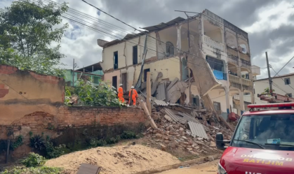 De acordo com os militares, o prédio, que desabou parcialmente, ainda pode cair por inteiro a qualquer momento