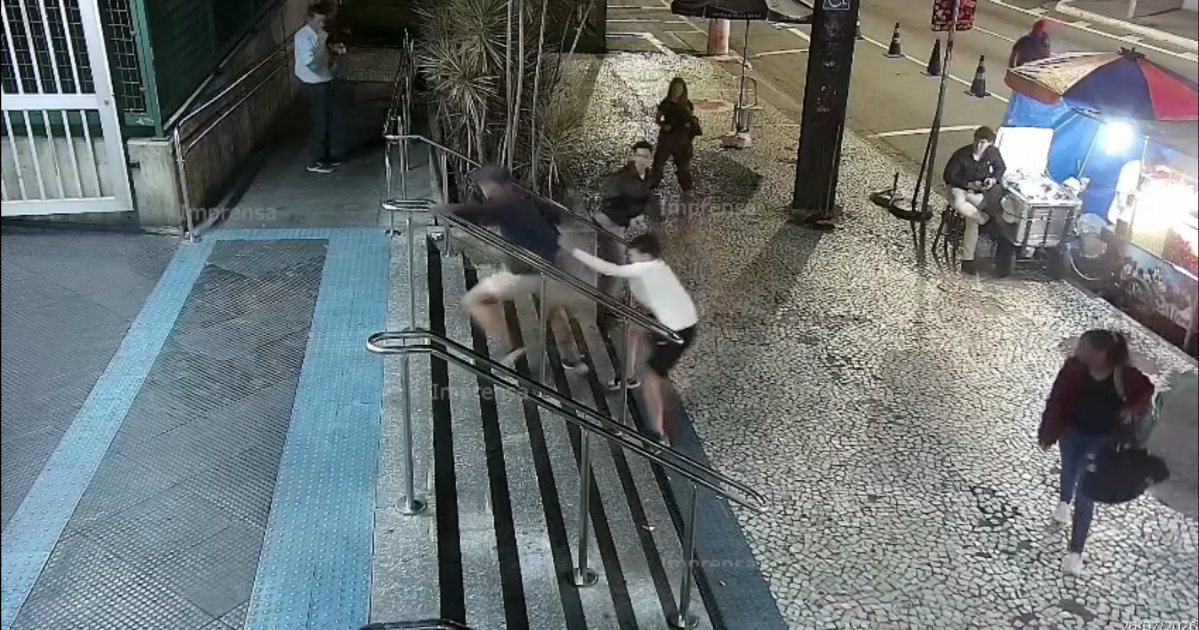 Vídeo: Homem é preso após tentar roubar celular em frente ao Metrô em SP