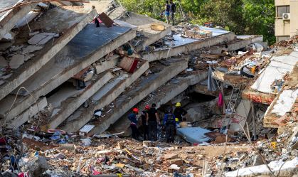 Equipes de resgate trabalham nos escombros para encontrar sobreviventes em um prédio desabado em Caraballeda, no Estado de La Guaira, na Venezuela