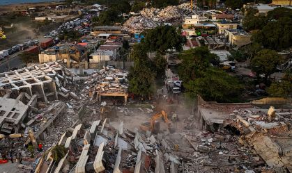 Vista aérea dos prédios destruídos após terremotos em Caraballeda, no Estado de La Guaira, na Venezuela
