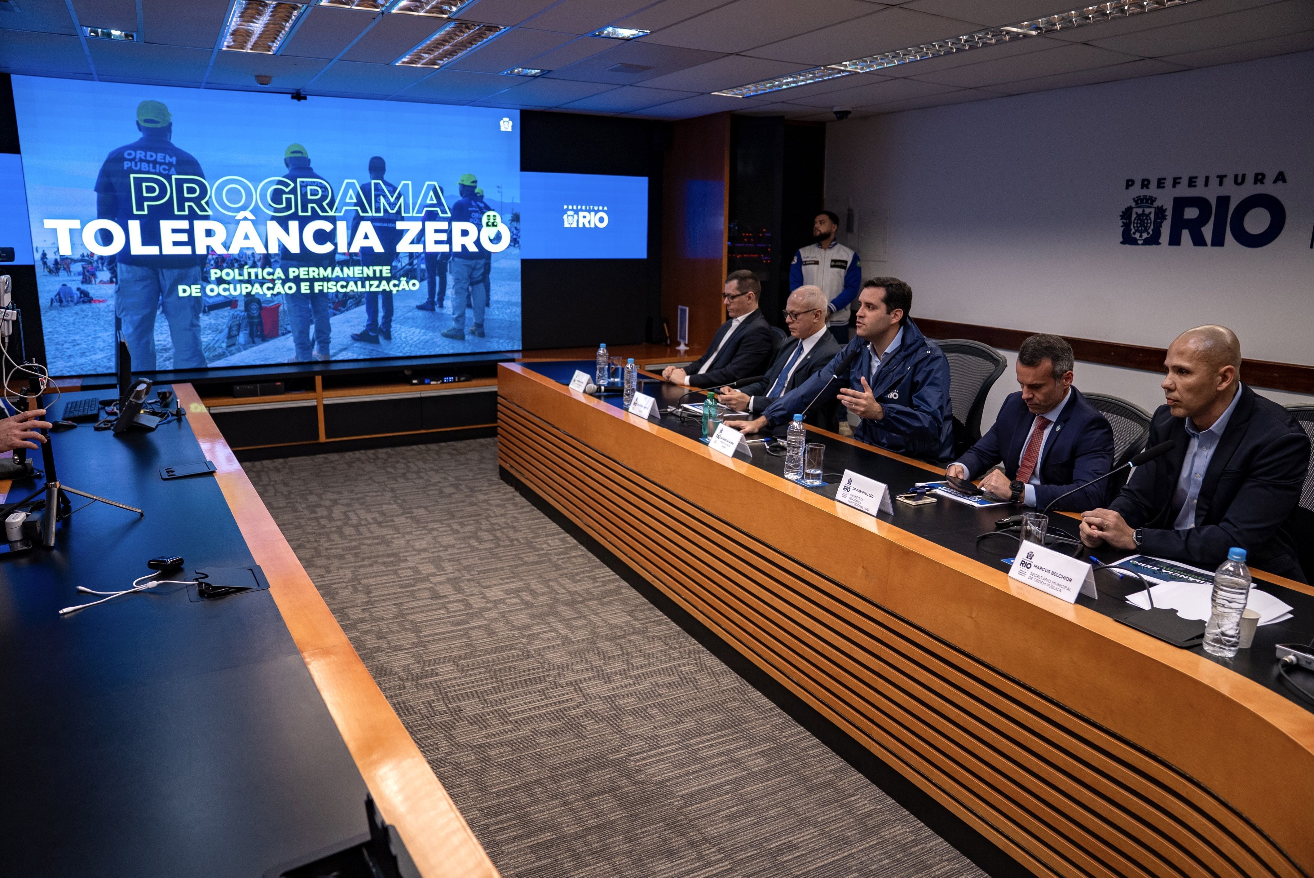 Prefeito Eduardo Cavaliere apresenta o Programa Tolerância Zero, ao lado de representantes de órgãos municipais e estaduais, incluindo o secretário de Segurança Pública, Victor Santos. • Iago Campos / Prefeitura do Rio