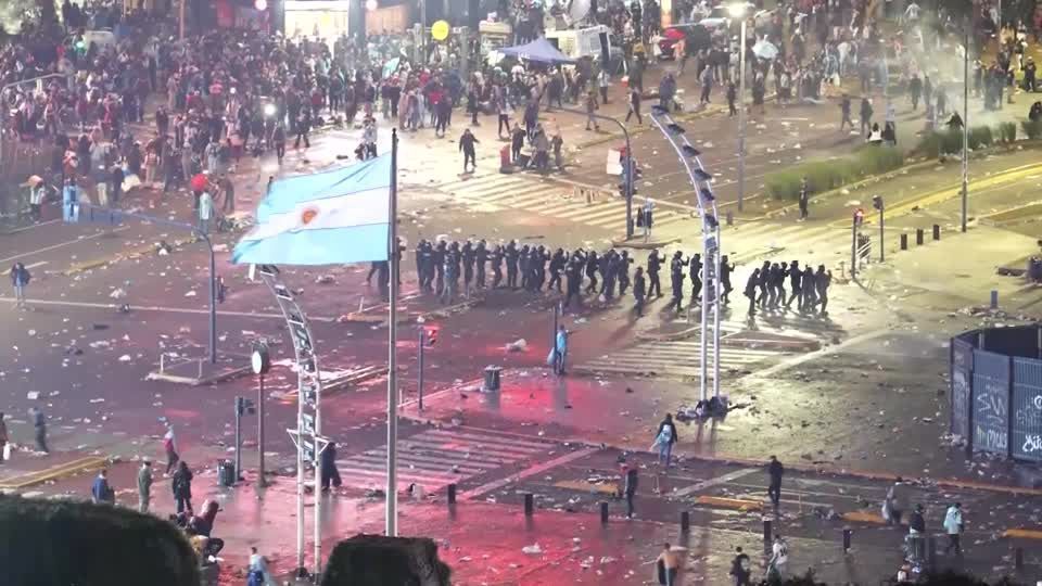 Torcedores argentinos atiram pedras na polícia em Buenos Aires após derrota na final da Copa do Mundo