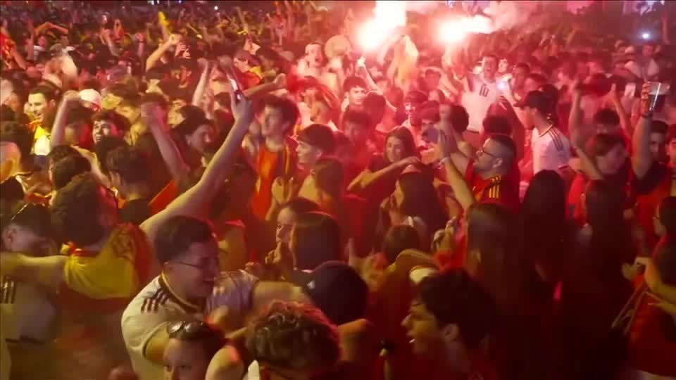 Torcedores em Madri comemoram o gol da vitória da Espanha sobre a Argentina na final da Copa do Mundo
