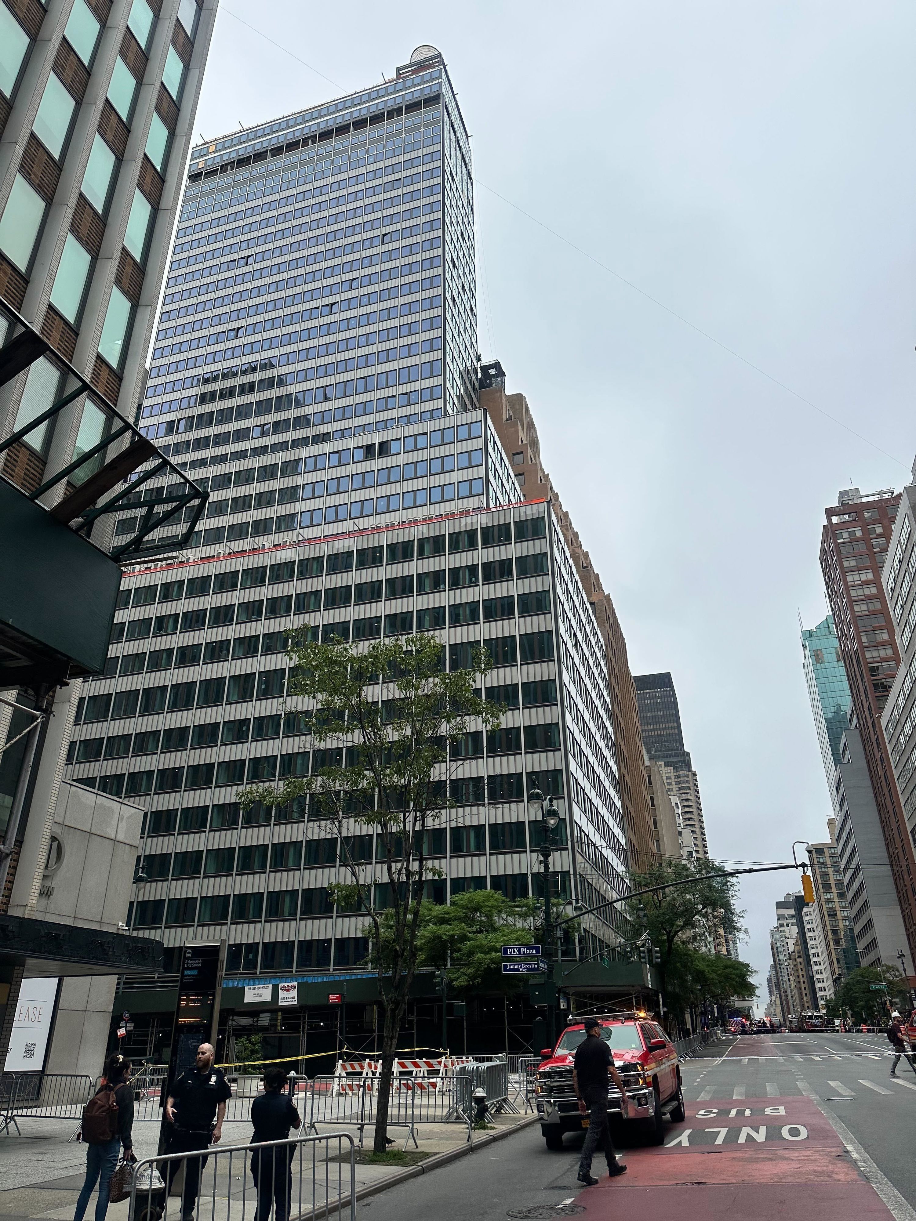 Um prédio é isolado em Nova York em 7 de julho após colunas entortarem