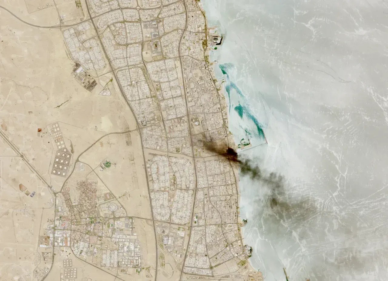 Uma imagem de satélite mostra fumaça saindo em grandes quantidades perto de uma instalação petrolífera na província de Ahmadi, no Kuwait